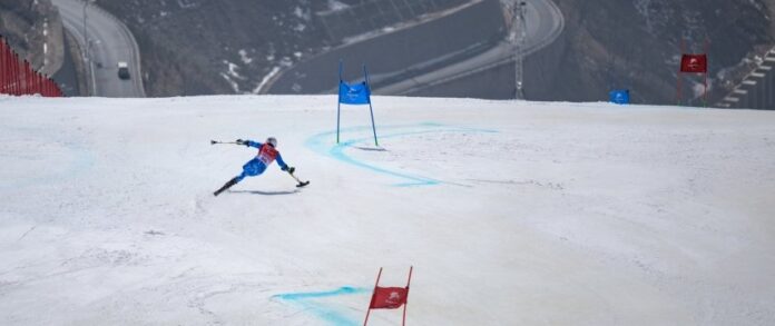 sciatore disabile durante una discesa