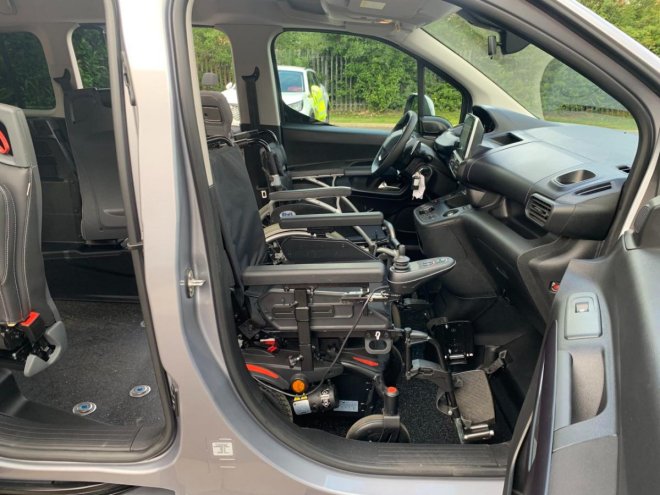 interno del Peugeot Rifter allestito per guida in carrozzina