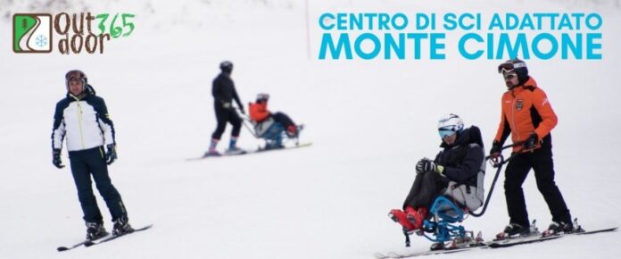 sulle piste da sci, uno sciatore e una persona seduta sul dualski condotto da un accompagnatore alle sue spalle