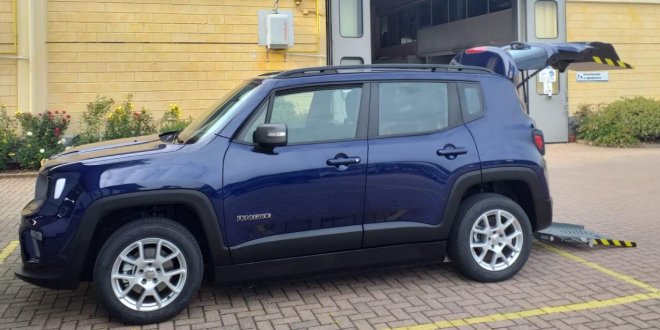 jeep allestita con rampa per accesso posteriore del guidatore disabile in carrozzina