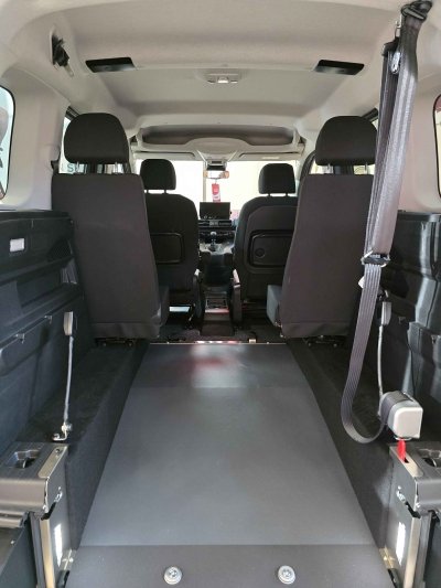 interni del berlingo con lo spazio per lo stivaggio della carrozzina in auto