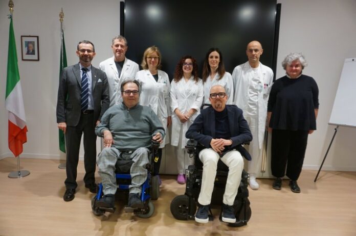 foto di gruppo: in prima fila da sinistra Alberto Fontana e Matteo Gualandris. Dietro da sinistra Francesco Locati e l'équipe della Neurologia che segue i pazienti con distrofia muscolare, con il Direttore, Alfonso Ciccone