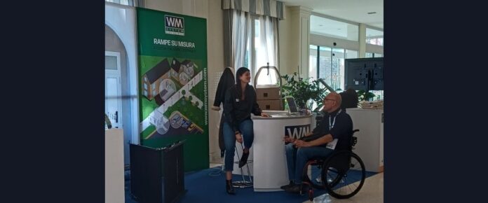 uomo in carrozzina allo stand WM System al salone di Bologna