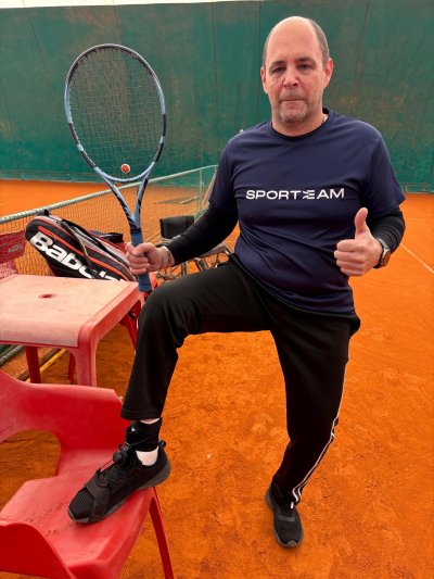 il signor Agostino sul campo da tennis mentre indossa il dispositivo ExoAnkle