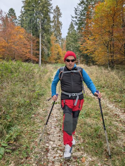 il signor Giuseppe durante una passeggiata in montagna, mentre indossa l'ortesi Exoband