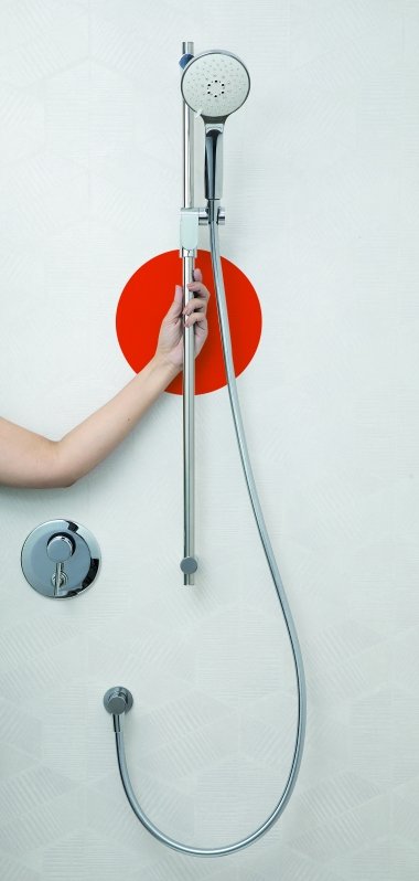 mano di una persona che si aggrappa sulla asta doccia Solo Shower