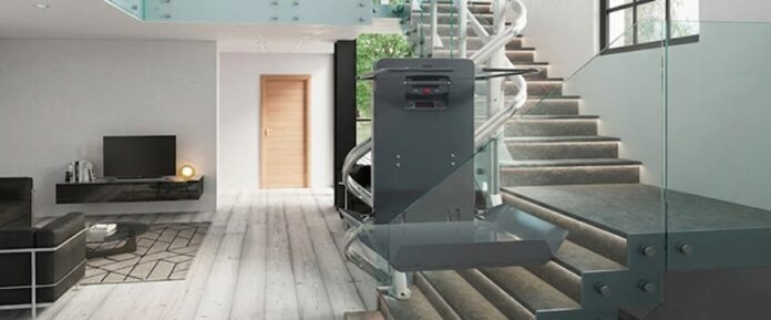 servoscala a piattaforma su una scala interna