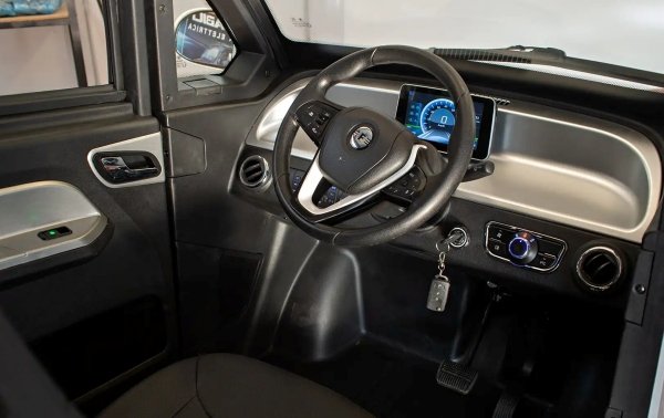 dettaglio del volante della minicar elettrica
