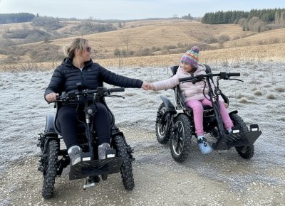 una donna e una bambina visitano un sito naturalistico a bordo dei quad per persone disabili