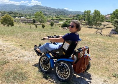 ragazza visita un sito naturalistico a bordo del quad disabili 